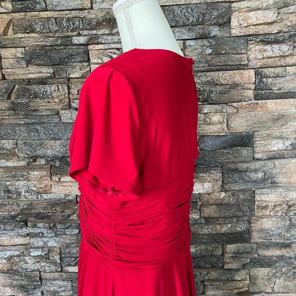 NorthStyle Red Wrap Midi Dress with Pleated V-Neck - Picture 4 of 9